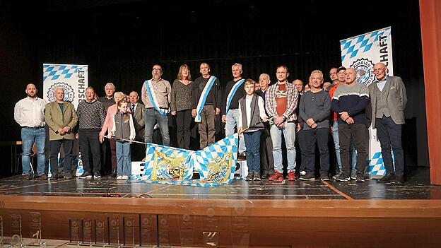 Zur Ehrung der Bayernmeister 2025 spielt die Rodinger Stadtkapelle die Bayernhymne. Zur Ehrung der Bayernmeister 2025 spielt die Rodinger Stadtkapelle die Bayernhymne.