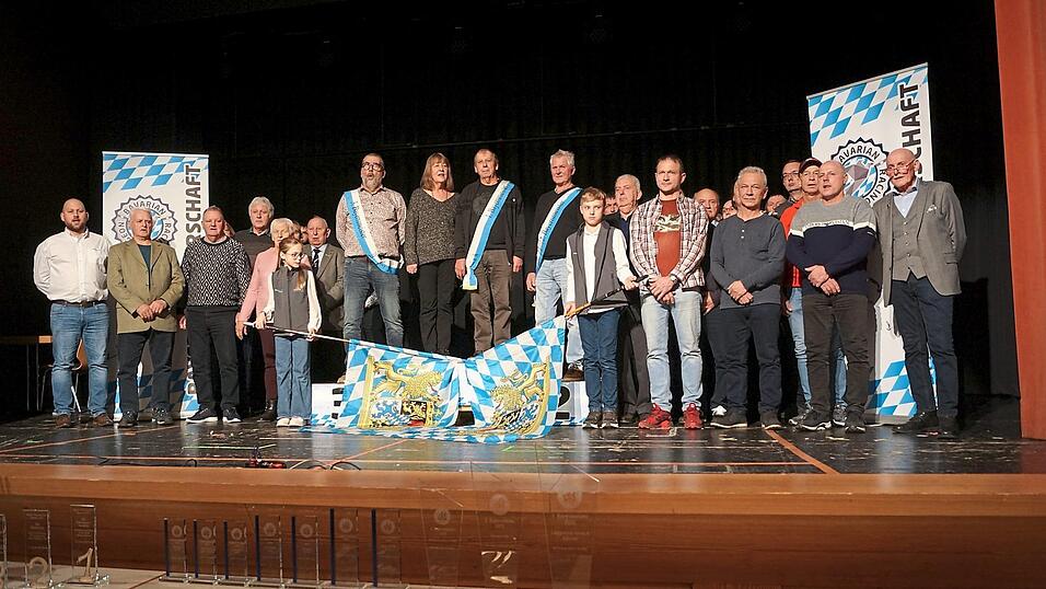 Zur Ehrung der Bayernmeister 2025 spielt die Rodinger Stadtkapelle die Bayernhymne. Zur Ehrung der Bayernmeister 2025 spielt die Rodinger Stadtkapelle die Bayernhymne.