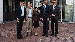 Bei der konstituierenden Sitzung des Bezirksverbands Niederbayern des Bayerischen Landkreistags wurde Sebastian Gruber (2. v. r.), Landrat im Landkreis Freyung-Grafenau, erneut zum Vorsitzenden gew&auml;hlt. Mit im Bild (v. l.): Regierungspr&auml;sident Rainer Haselbeck, der Deggendorfer Landrat Bernd Sibler, Andrea Degl, Gesch&auml;ftsf&uuml;hrerin des Bayerischen Landkreistags, und Bezirkstagspr&auml;sident Olaf Heinrich.