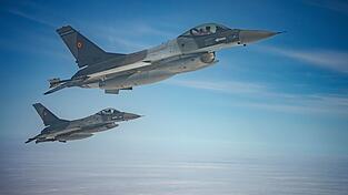 Kampfjets der rumänischen Luftwaffe haben eine fremde Drohne im rumänischen Luftraum abgeschossen. (Archivbild) Kampfjets der rumänischen Luftwaffe haben eine fremde Drohne im rumänischen Luftraum abgeschossen. (Archivbild)