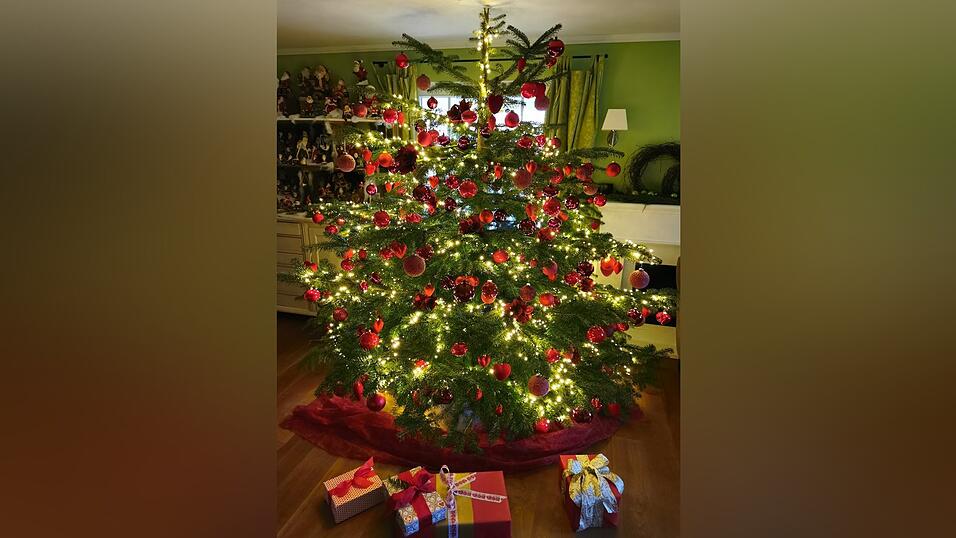 &bdquo;Wieder hat meine Frau dieses Jahr keine M&uuml;he gescheut, einen wundersch&ouml;nen Baum zu schm&uuml;cken&ldquo;, schreibt Lutz Konradt zu diesem Bild.