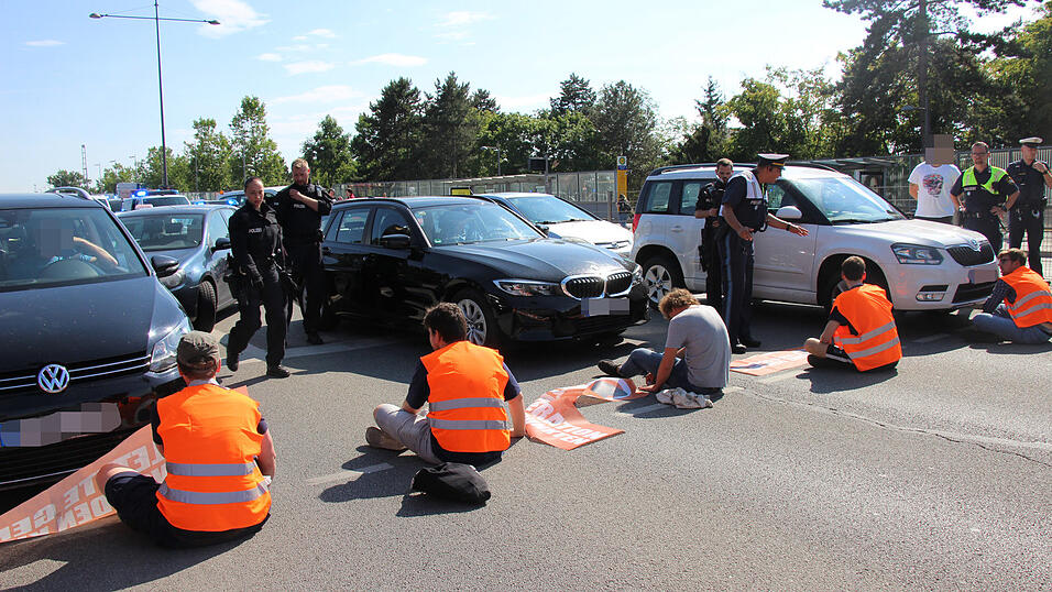 Mitglieder der Letzten Generation haben sich am Montagnachmittag erneut in Regensburg festgeklebt.&nbsp;