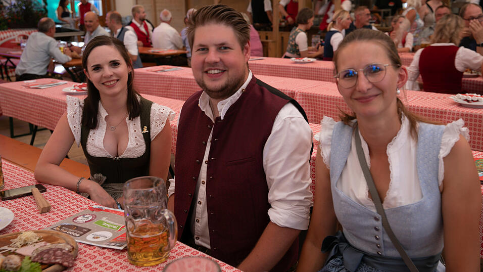 Die Partybilder vom Dienstag, 12. August, aus dem Festzelt Greindl. Die Partybilder vom Dienstag, 12. August, aus dem Festzelt Greindl.