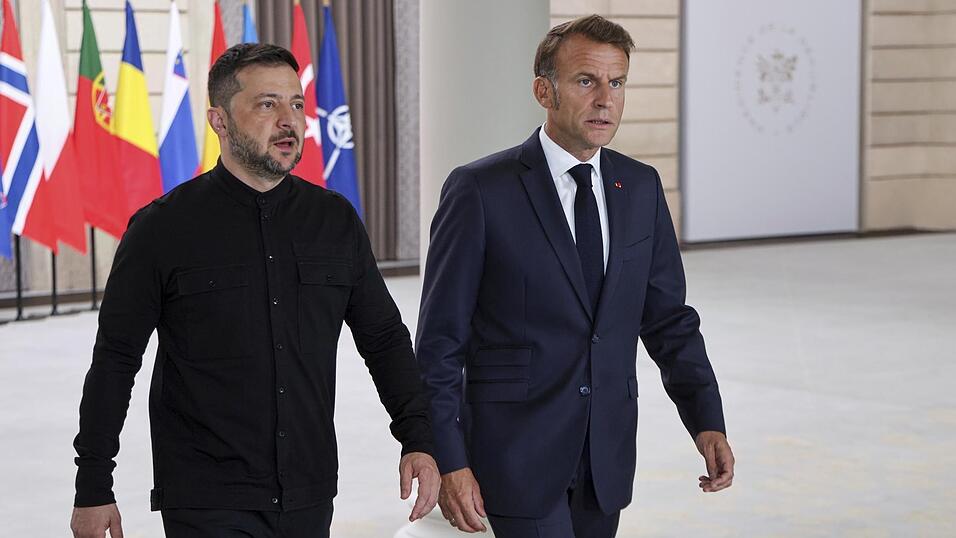 Wolodymyr Selenskyj (l.) und Emmanuel Macron im Gleichschritt: 26 Länder sollen prinzipiell bereit sein, nach einem Waffenstillstand Soldaten in der Ukraine einzusetzen, hat Macron verkündet. Wolodymyr Selenskyj (l.) und Emmanuel Macron im Gleichschritt: 26 Länder sollen prinzipiell bereit sein, nach einem Waffenstillstand Soldaten in der Ukraine einzusetzen, hat Macron verkündet.
