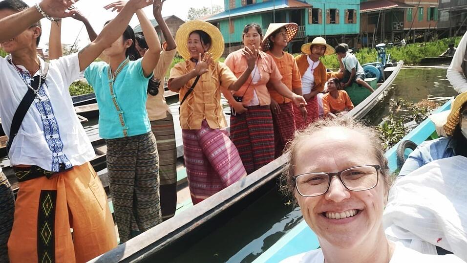 Schon „ein bisschen verliebt“ hat sich Carola Gerhardinger in Myanmar in Land und Leute. Sie will auf jeden Fall dort weiterarbeiten. Schon „ein bisschen verliebt“ hat sich Carola Gerhardinger in Myanmar in Land und Leute. Sie will auf jeden Fall dort weiterarbeiten.