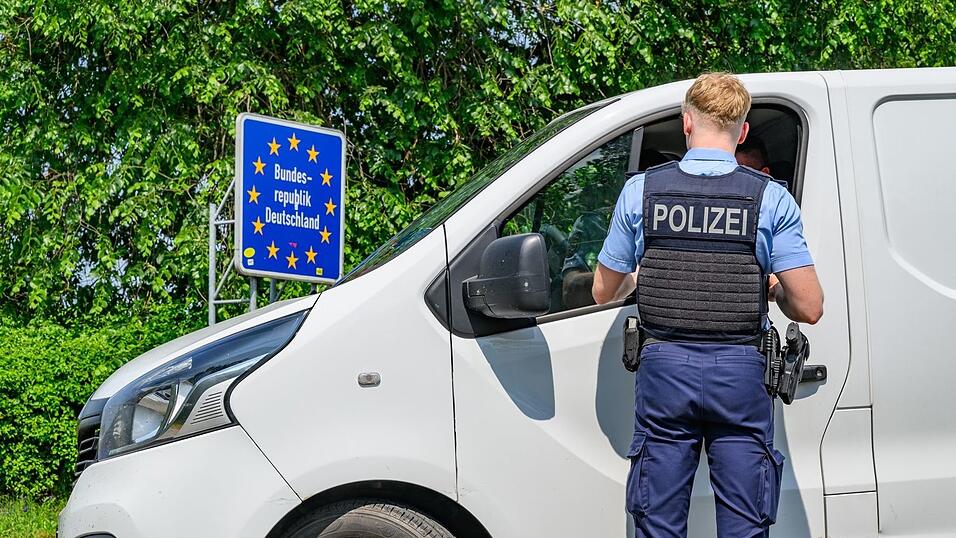 Wann die vorübergehend eingeführten deutschen Grenzkontrollen enden, ist noch nicht absehbar. Bundesinnenminister Alexander Dobrindt (CSU) hat sich erst kürzlich wieder um ein halbes Jahr verlängert. (Symbolbild) Wann die vorübergehend eingeführten deutschen Grenzkontrollen enden, ist noch nicht absehbar. Bundesinnenminister Alexander Dobrindt (CSU) hat sich erst kürzlich wieder um ein halbes Jahr verlängert. (Symbolbild)