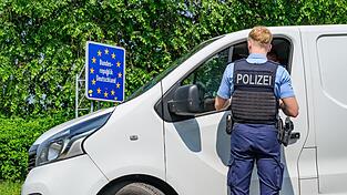 Wann die vorübergehend eingeführten deutschen Grenzkontrollen enden, ist noch nicht absehbar. Bundesinnenminister Alexander Dobrindt (CSU) hat sich erst kürzlich wieder um ein halbes Jahr verlängert. (Symbolbild) Wann die vorübergehend eingeführten deutschen Grenzkontrollen enden, ist noch nicht absehbar. Bundesinnenminister Alexander Dobrindt (CSU) hat sich erst kürzlich wieder um ein halbes Jahr verlängert. (Symbolbild)
