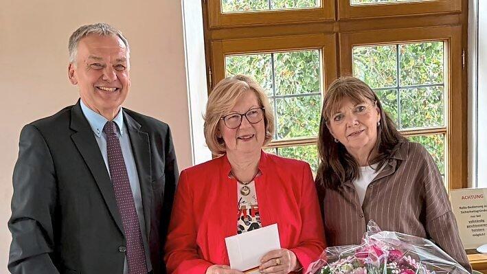 Franz Heilmeier, Stellvertreter der Landrätin, und Beate Drobniak (r.) verabschiedeten die langjährige Vorsitzende des Kreisseniorenbeirats Rita Schwaiger. Franz Heilmeier, Stellvertreter der Landrätin, und Beate Drobniak (r.) verabschiedeten die langjährige Vorsitzende des Kreisseniorenbeirats Rita Schwaiger.