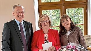 Franz Heilmeier, Stellvertreter der Landrätin, und Beate Drobniak (r.) verabschiedeten die langjährige Vorsitzende des Kreisseniorenbeirats Rita Schwaiger. Franz Heilmeier, Stellvertreter der Landrätin, und Beate Drobniak (r.) verabschiedeten die langjährige Vorsitzende des Kreisseniorenbeirats Rita Schwaiger.
