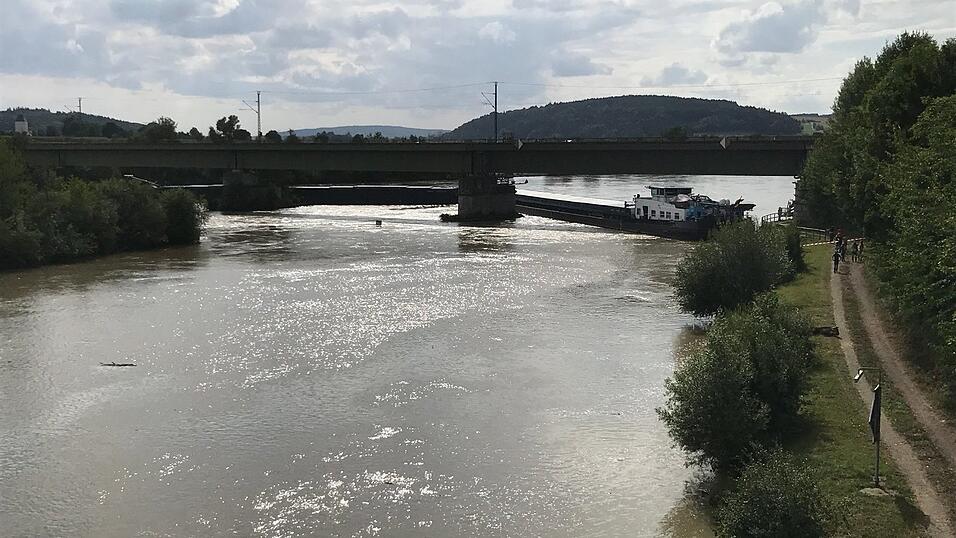 Bei Poikam im Landkreis Kelheim hat sich ein Schiff quergestellt. Bei Poikam im Landkreis Kelheim hat sich ein Schiff quergestellt.