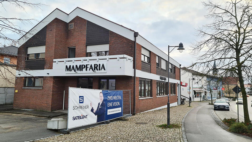 Das ehemalige Gasthaus zur Sonne an der B 8 in Stra&szlig;kirchen hei&szlig;t jetzt Mampfaria.