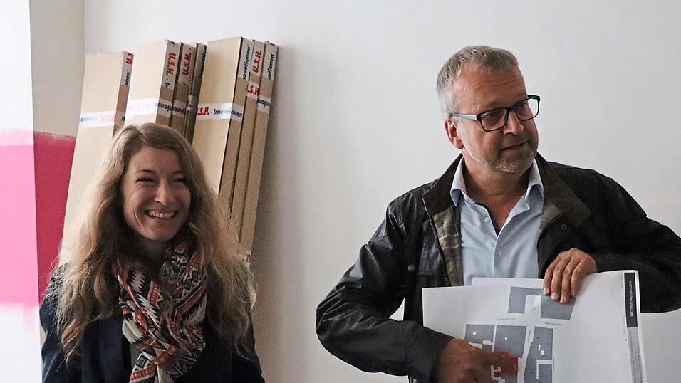 Die Architekten Prisca Schank und Ferdinand Weber führten durch das fast fertig sanierte Haus, das aus verschiedenen, historisch zusammengewachsenen Gebäudeteilen besteht. Die Architekten Prisca Schank und Ferdinand Weber führten durch das fast fertig sanierte Haus, das aus verschiedenen, historisch zusammengewachsenen Gebäudeteilen besteht.