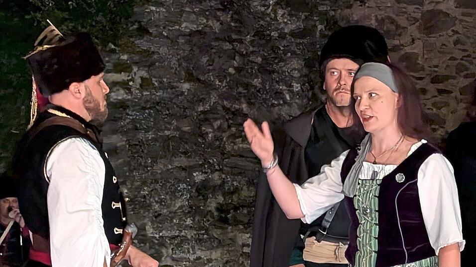 Als Mariuzza hat Barbara Löffler dem Trenck seit 2019 Paroli geboten; am vergangenen Samstag zum letzten Mal, und zwar Lawrence Gast, einem von insgesamt vier Trenckdarstellern, mit denen sie auf der Bühne stand. Als Mariuzza hat Barbara Löffler dem Trenck seit 2019 Paroli geboten; am vergangenen Samstag zum letzten Mal, und zwar Lawrence Gast, einem von insgesamt vier Trenckdarstellern, mit denen sie auf der Bühne stand.