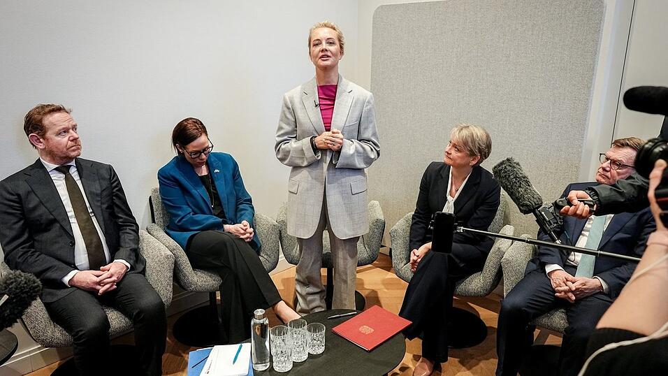 Bei einem gemeinsamen Auftritt am Rande der M&uuml;nchner Sicherheitskonferenz pr&auml;sentieren Au&szlig;enminister Johann Wadephul und mehrere Kolleginnen und Kollegen gemeinsam mit Nawalny-Witwe Julia neue Erkenntnis zum Tod des Kremlkritikers