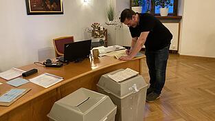 Landrat Franz L&ouml;ffler stellt sich hinter die Wahlhelfer und lobt deren Arbeit. AfD-Kreisvorsitzender Reinhard Mixl und Spitzenkandidatin Christl Fischer s&auml;en hingegen im Stile eines Donald Trump Zweifel am ordnungsgem&auml;&szlig;en Ausz&auml;hlvorgang.