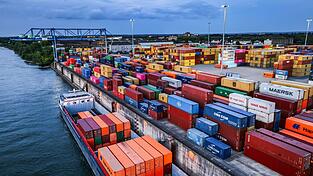 Containerumschlag im Duisburger Hafen: Die EU-Kommission halbiert die Wachstumsprognose f&uuml;r Deutschland wegen des Iran-Kriegs. (Archivbild)