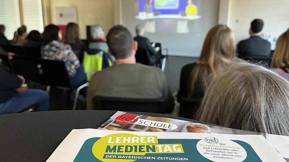 Im November 2017 veranstalten wir den ersten Lehrermedientag. Seitdem führen wir die Fortbildung jährlich für alle Pädagogen aus der Region durch. Mit unseren Schulprojekten sind wir ihr Ansprechpartner. Und bieten ihnen heute sogar eine Zeitreise durch die Mediengeschichte an ... Im November 2017 veranstalten wir den ersten Lehrermedientag. Seitdem führen wir die Fortbildung jährlich für alle Pädagogen aus der Region durch. Mit unseren Schulprojekten sind wir ihr Ansprechpartner. Und bieten ihnen heute sogar eine Zeitreise durch die Mediengeschichte an ...