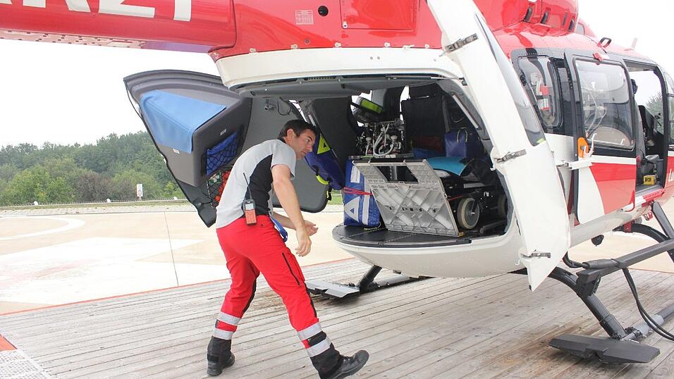 Der Regensburger Hubschrauber verfügt über eine Rolltrage, die direkt aus dem Heck gezogen werden kann. Rettungsassistent Manfred Huber demonstriert die Liege.
