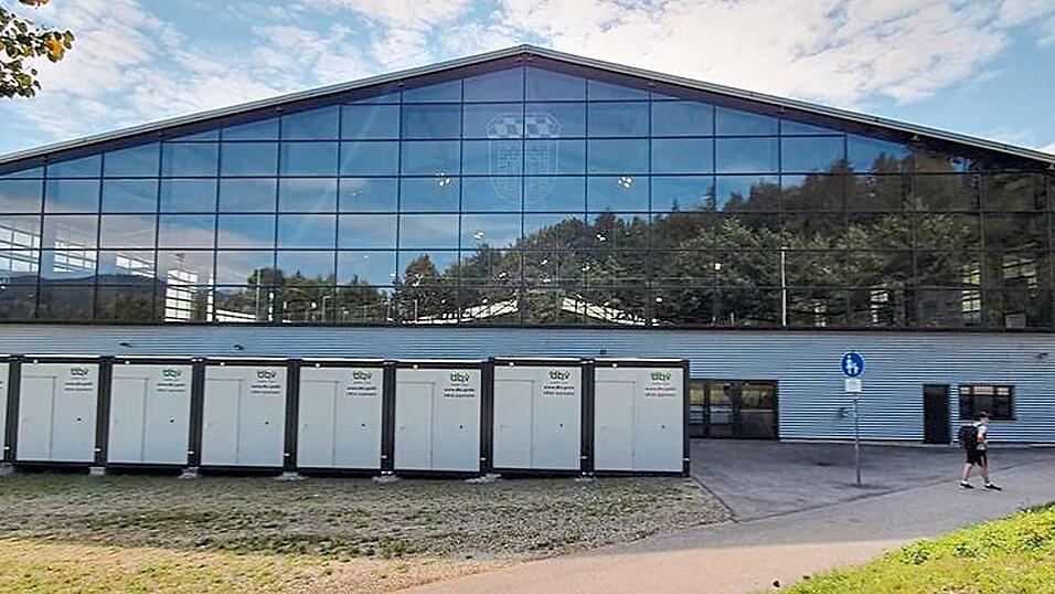 Die Container am Eisstadion stehen bereit.