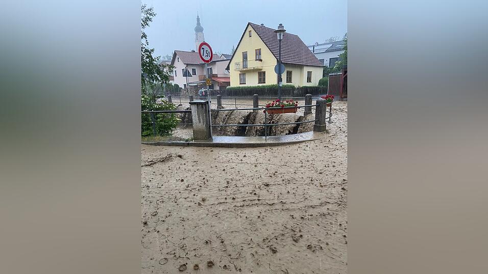 Ein heftiges Unwetter fegte am 9. Juni &uuml;ber Landshut hinweg und bescherte der Feuerwehr zahlreiche Eins&auml;tze.