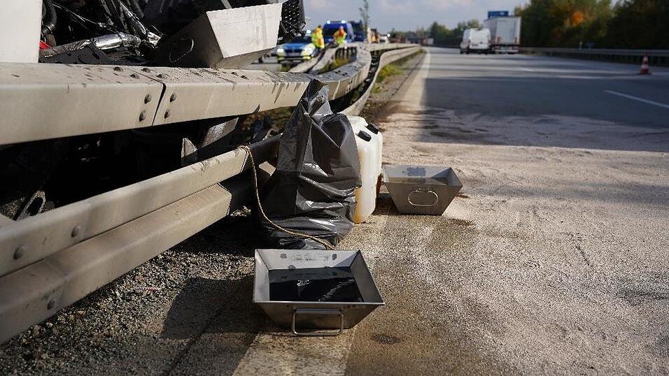 Die geladenen Eisensp&auml;ne verteilten sich quer &uuml;ber die A3, bei der Reinigung half das THW.