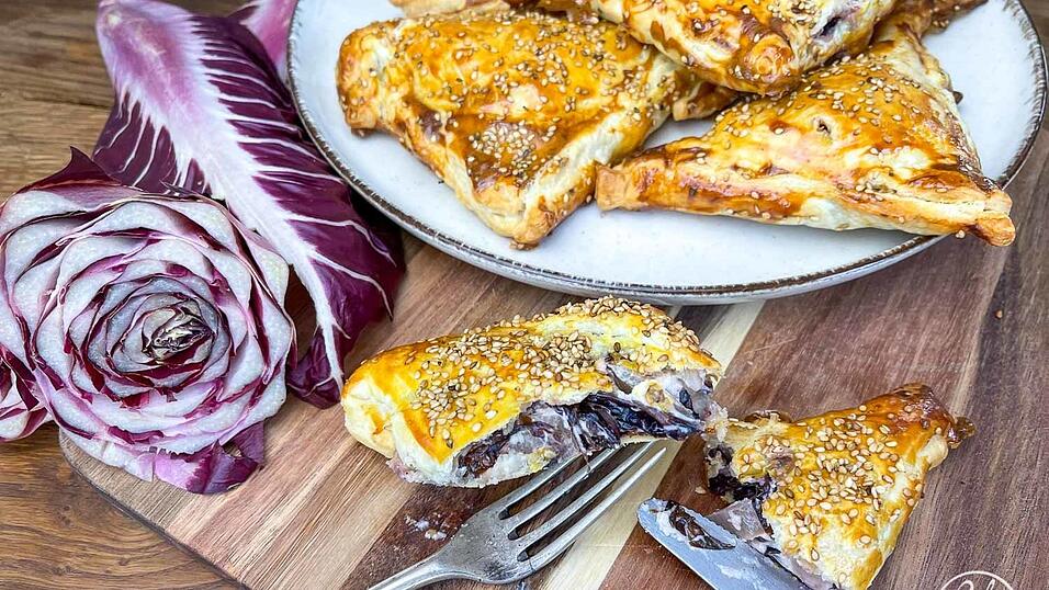 Die Blätterteigecken kombinieren die knusprige Teighülle mit einer cremig-würzigen Ziegenkäse-Radicchio-Füllung.