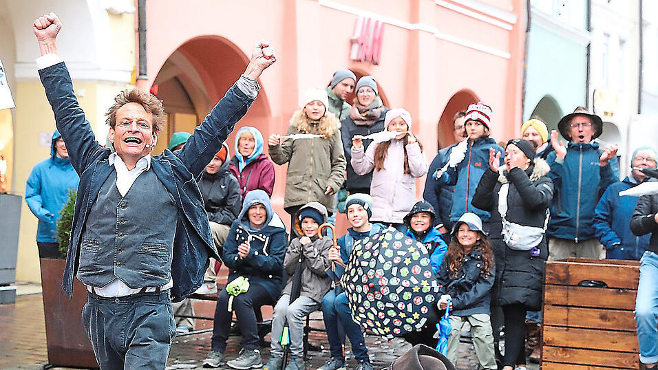 Der Schweizer This Maag freut sich &uuml;ber einen gelungenen Trick - und die Besucher freuen sich mit.