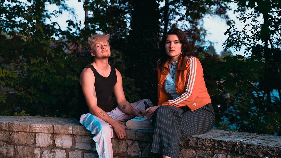 Laura Mies und Matthias Keck sind in Landshut aufgewachsen, haben dort auch ihren Abschluss gemacht. Im Podcast zeigen sie nun, was der Jugend Landshuts fehlt, was sie aus- und vor allem so wertvoll macht.