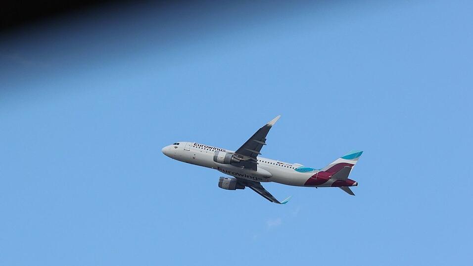Am Mittwochabend musste ein Eurowings-Flieger kurz nach Abflug wieder zum Hamburg Airport zurückkehren. (Archivbild) Am Mittwochabend musste ein Eurowings-Flieger kurz nach Abflug wieder zum Hamburg Airport zurückkehren. (Archivbild)