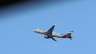 Am Mittwochabend musste ein Eurowings-Flieger kurz nach Abflug wieder zum Hamburg Airport zurückkehren. (Archivbild)