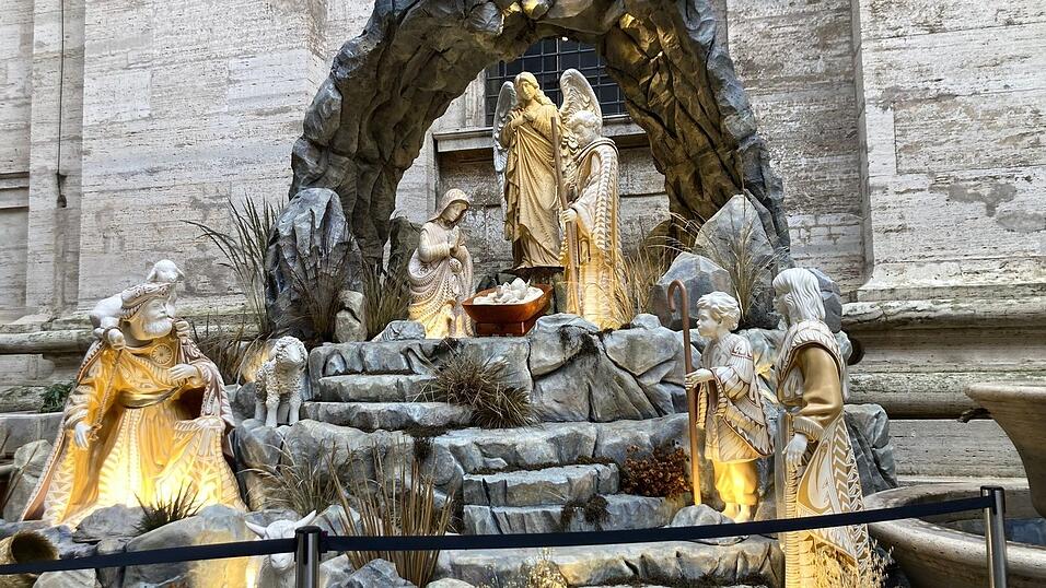 Am Petersdom gibt es eine Krippe, die extra aus Mexiko hergebracht wurde.