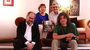 Wolfgang Otto (von links) und Ursula Wagner (beide Akuso), Verleger Herbert Wittl und Herbert Baumg&auml;rtner mit dem Bildband &bdquo;WAA Nie!&ldquo;.