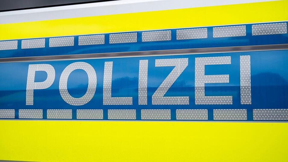 Die Polizei sucht nach Zeugen des Unfalls. (Symbolbild)