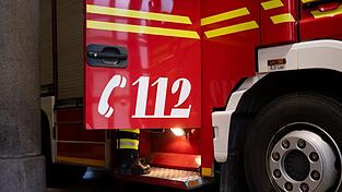 Achteinhalb Stunden lang geben die Feuerwehrleute Vollgas beim Abpumpen des Wassers. (Symbolbild)