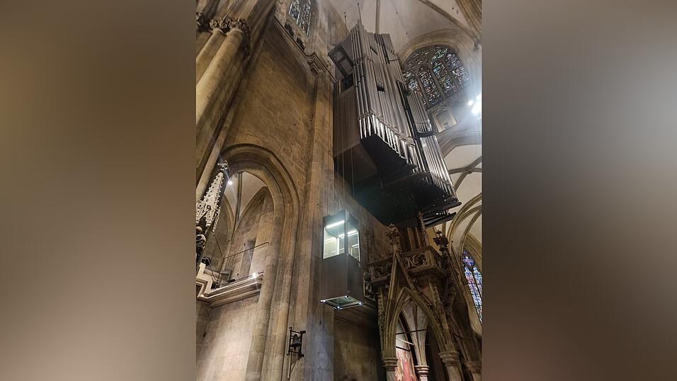 Der Lift zur Orgel ist nur bei Konzerten sichtbar. Der Lift zur Orgel ist nur bei Konzerten sichtbar.