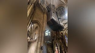 Der Lift zur Orgel ist nur bei Konzerten sichtbar. Der Lift zur Orgel ist nur bei Konzerten sichtbar.