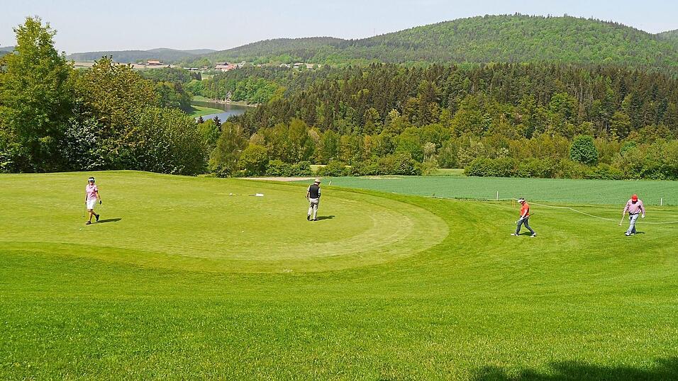 Golfspieler auf Bahn sechs mit Blick zum Eixendorfer Stausee. Golfspieler auf Bahn sechs mit Blick zum Eixendorfer Stausee.