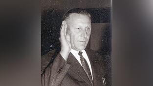 Josef Wallner war von 1946 bis 1964 erster Bürgermeister von Schierling, von 1964 bis 1970 Landrat des Landkreises Mallersdorf und von 1949 bis 1953 Mitglied im ersten Deutschen Bundestag. Josef Wallner war von 1946 bis 1964 erster Bürgermeister von Schierling, von 1964 bis 1970 Landrat des Landkreises Mallersdorf und von 1949 bis 1953 Mitglied im ersten Deutschen Bundestag.