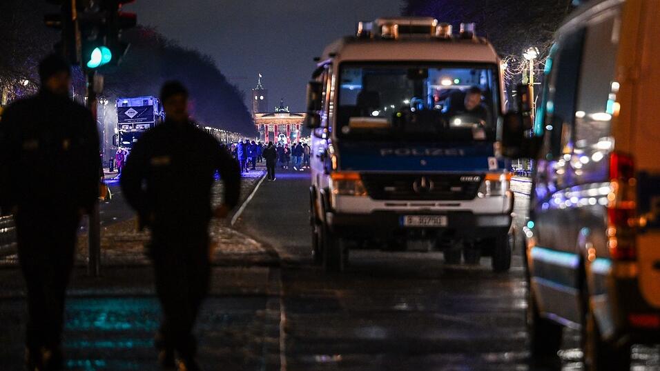 Polizisten und Fahrzeuge der Polizei.