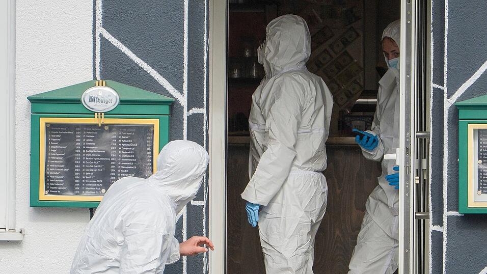 Beamte der Spurensicherung arbeiten in dem Lokal in Raunheim.