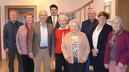 Fachbereichsleiter Gemeindecaritas, Konrad Haberger (hinten links), und Pfarrer Bernhard Saliter (hinten Mitte) freuten sich &uuml;ber die Ehrungen f&uuml;r 40 und 25 Jahre Treue zum Caritasverein im Pfarrverband Arnstorf: Brigitte Hofbauer (von links), Helmut Veicht, Ingrid Veicht, Marlene Wartner, Alfons M&uuml;hlbauer, Mariele Eras und Marianne Bernkopf.