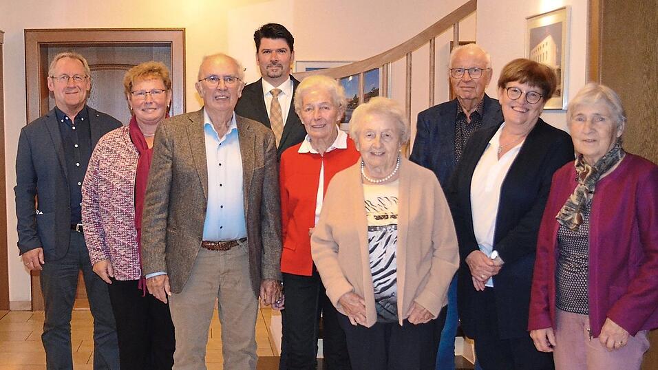 Fachbereichsleiter Gemeindecaritas, Konrad Haberger (hinten links), und Pfarrer Bernhard Saliter (hinten Mitte) freuten sich &uuml;ber die Ehrungen f&uuml;r 40 und 25 Jahre Treue zum Caritasverein im Pfarrverband Arnstorf: Brigitte Hofbauer (von links), Helmut Veicht, Ingrid Veicht, Marlene Wartner, Alfons M&uuml;hlbauer, Mariele Eras und Marianne Bernkopf.