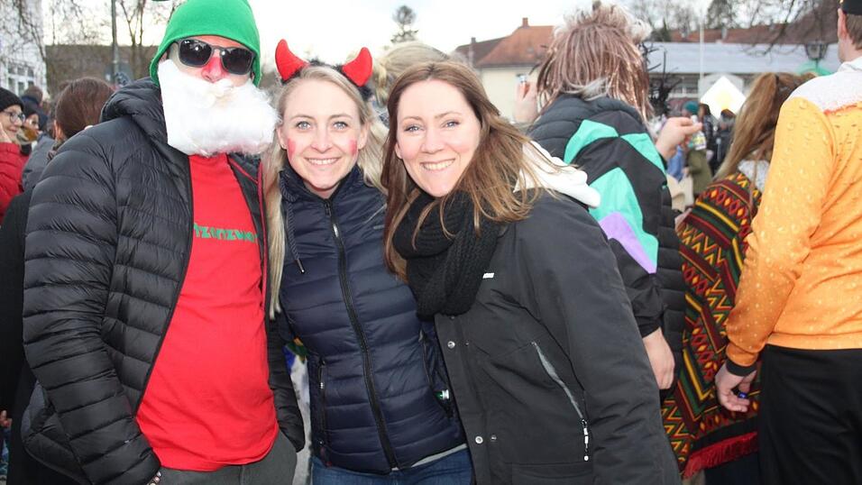 Viele Faschings-Fans haben sich am Samstag den Umzug in Langenbach angesehen. Viele Faschings-Fans haben sich am Samstag den Umzug in Langenbach angesehen.