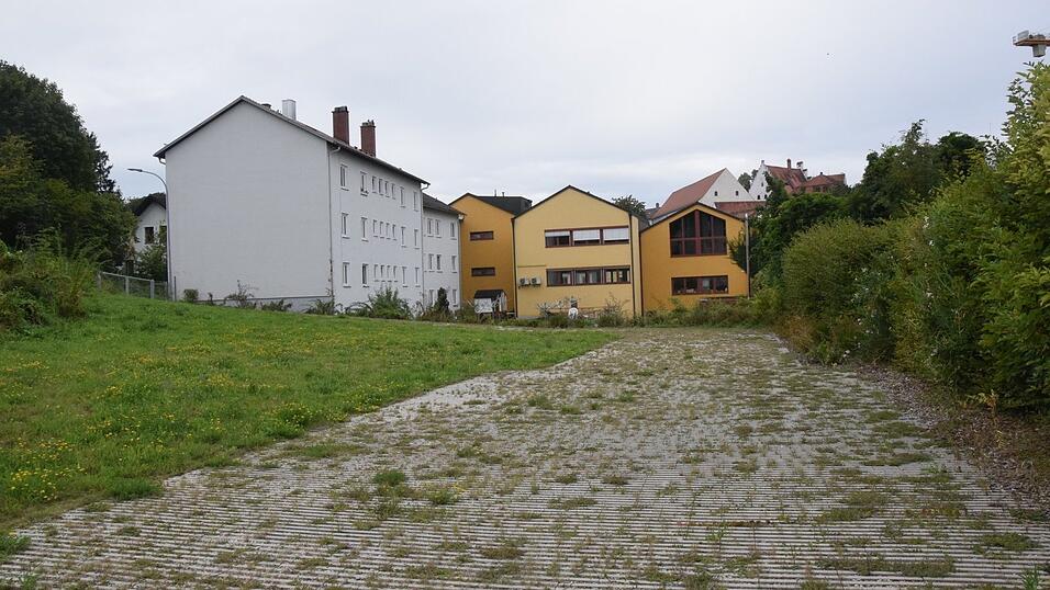 Blick vom 2016 eingeweihten B&uuml;rgerheim-Erweiterungsbau: Die H&auml;user werden abgerissen, um Platz f&uuml;r eine nochmalige Erweiterung zu schaffen.