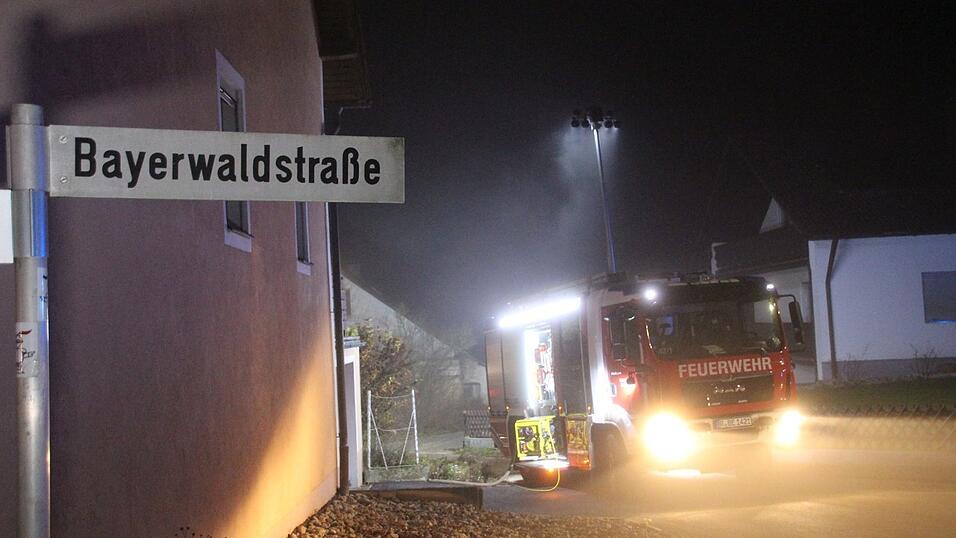 Von dem alten Wohnwagen in Bernhardswald (Kreis Regensburg) blieb nach dem Brand nicht mehr viel &uuml;brig.