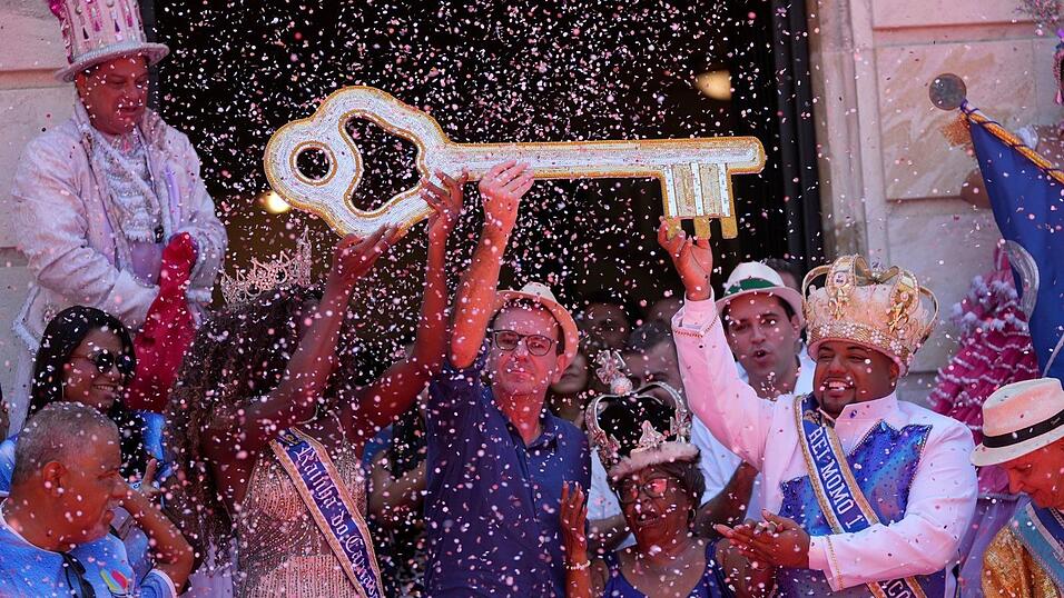 Bürgermeister Paes übergibt die Macht über die Stadt an König Momo.