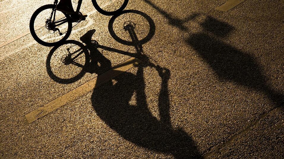 Für mehr Raum für Fahrradfahrer wollten Unbekannte scheinbar in Augsburg sorgen. (Symbolbild) Für mehr Raum für Fahrradfahrer wollten Unbekannte scheinbar in Augsburg sorgen. (Symbolbild)