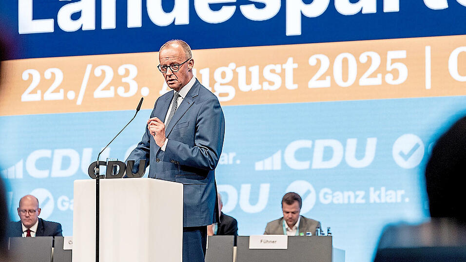 Bundeskanzler Friedrich Merz (CDU) rief die Koalitionäre auf dem Landesparteitag der niedersächsischen CDU dazu auf, nicht übereinander, sondern miteinander zu reden. Bundeskanzler Friedrich Merz (CDU) rief die Koalitionäre auf dem Landesparteitag der niedersächsischen CDU dazu auf, nicht übereinander, sondern miteinander zu reden.