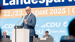 Bundeskanzler Friedrich Merz (CDU) rief die Koalitionäre auf dem Landesparteitag der niedersächsischen CDU dazu auf, nicht übereinander, sondern miteinander zu reden.