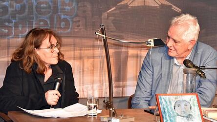 Autor Bernhard Setzwein im Gespräch mit Elisabeth Riederer, der Witwe des im Mai 2025 verstorbenen Schriftstellers, Malers und Schauspielers Hartmut Riederer.